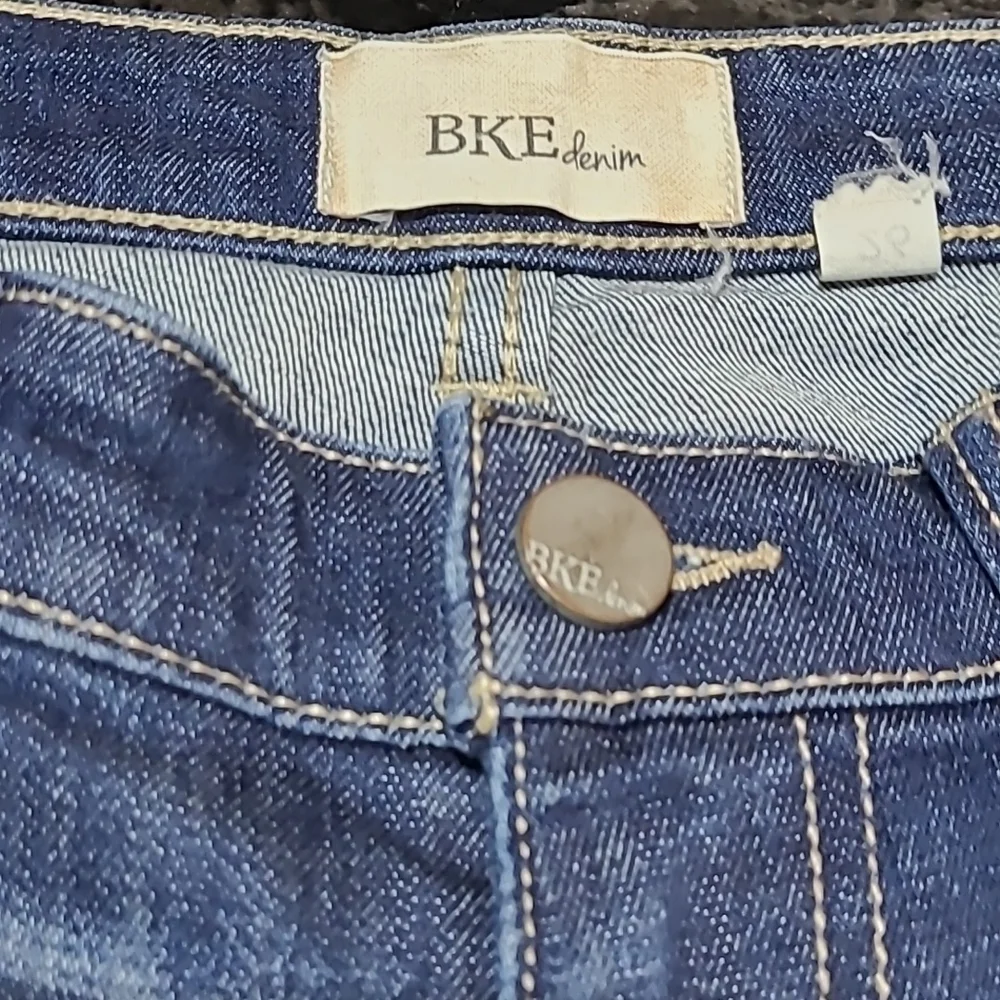 BKE DISTRESSED DENIM JEAN SHORTS